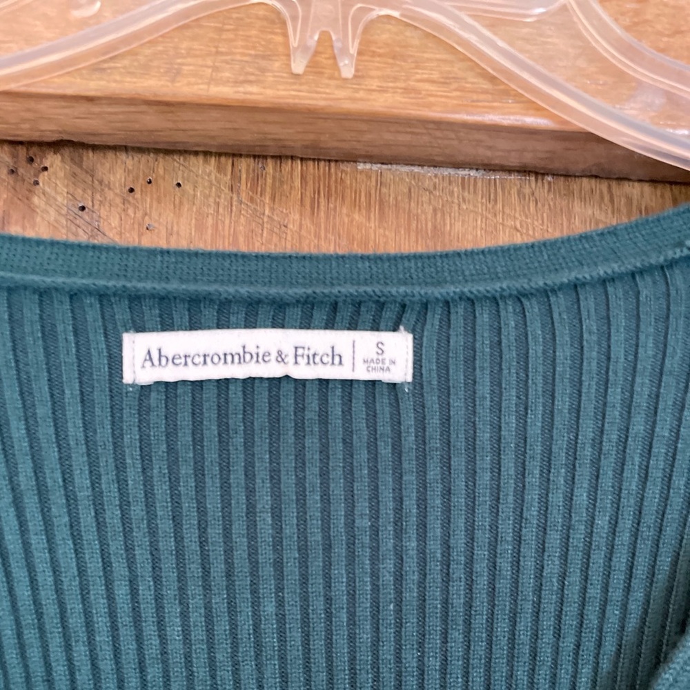 Abercrombie &
Fitch Size Small Kelly Green Ribbed V-Neck Long
Sleeve Bodysuit - Picture 2 of 7